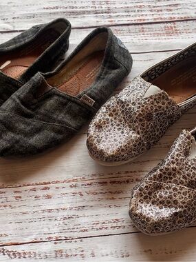 Toms Women’s Slip-On Shoes — Charcoal Gray & Metallic Leopard Bundle of 2 Size 9